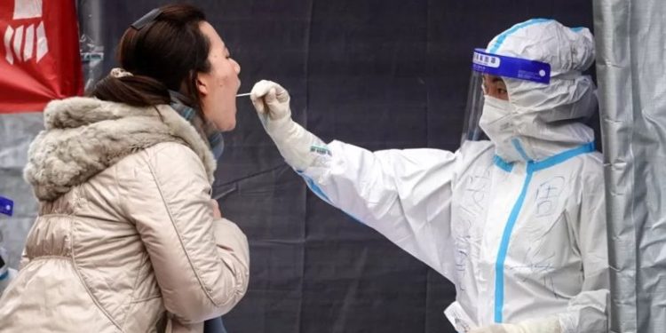 China da marcha atrás en sus políticas más estrictas contra la covid tras las protestas