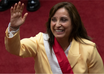 Dina Boluarte jura como la primera presidenta de Perú
